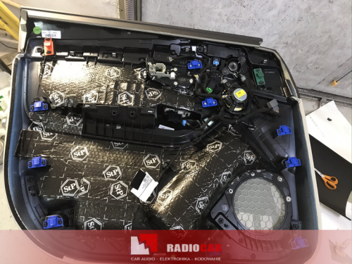 Volvo XC90 wygluszenia boczkow na mate butylowa