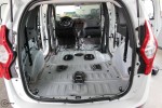 Odsłonięta blacha podłogi bagażnika w Dacii Lodgy przed aplikacją materiałów izolacyjnych