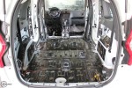 Początkowy etap wygłuszania podłogi bagażnika Dacii Lodgy srebrną matą alubutylową Bitmat
