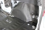Bok przestrzeni bagażowej Dacii Lodgy pokryty czarną pianką kauczukową Bitmat K9s