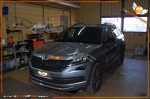 Ciemnoszara Skoda Kodiaq w warsztacie, przygotowana do kompleksowego wyciszenia materiałami Bitmat