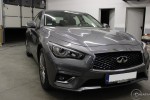 Grafitowe Infiniti Q50 w warsztacie przygotowane do profesjonalnego procesu wyciszenia drzwi i dachu materiałami Bitmat