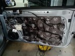 Druga warstwa izolacji drzwi w Fordzie Focus II, wykonana z czarnej, wodoodpornej pianki samoprzylepnej Bitmat K6s