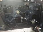 Wewnętrzna strona drzwi Dacii Duster w trakcie wygłuszania matą alubutylową Bitmat