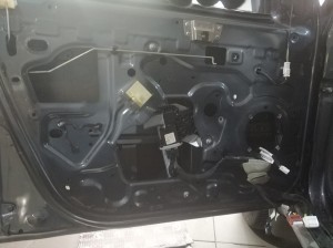 Dacia Duster wygłuszenie drzwi – zdjęcie 1