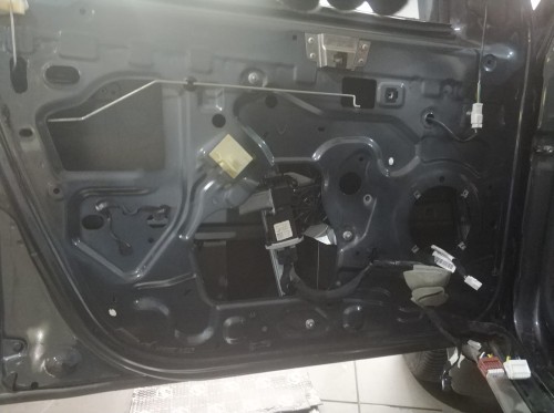Wewnętrzna strona drzwi Dacii Duster w trakcie wygłuszania matą alubutylową Bitmat