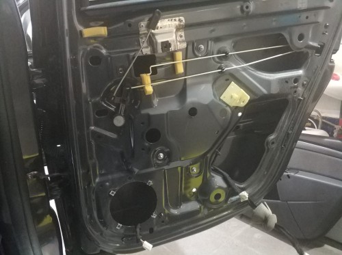Kolejny etap oklejania wewnętrznej blachy drzwi Dacii Duster matą wygłuszającą Bitmat