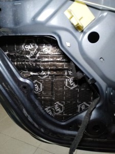 Dacia Duster wygłuszenie drzwi – zdjęcie 3