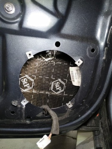 Otwór montażowy głośnika w drzwiach Dacii Duster precyzyjnie otoczony matą izolacyjną Bitmat
