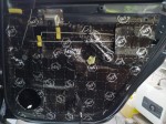 Drzwi Dacii Duster po kompleksowym wyklejeniu pierwszej warstwy izolacji matą alubutylową Bitmat