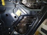 Dokładnie zaizolowane matą akustyczną Bitmat drzwi boczne w samochodzie Dacia Duster