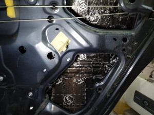 Dacia Duster wygłuszenie drzwi – zdjęcie 7
