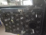 Druga warstwa izolacji drzwi Dacii Duster wykonana z ciemnej pianki wygłuszającej Bitmat