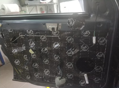Druga warstwa izolacji drzwi Dacii Duster wykonana z ciemnej pianki wygłuszającej Bitmat