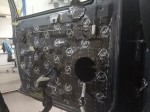 Wewnętrzna komora drzwi Dacii Duster w pełni wygłuszona materiałami akustycznymi marki Bitmat