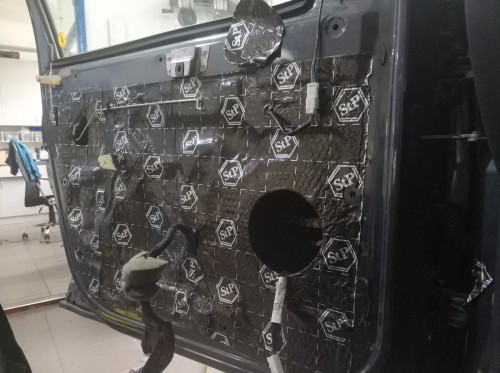 Wewnętrzna komora drzwi Dacii Duster w pełni wygłuszona materiałami akustycznymi marki Bitmat