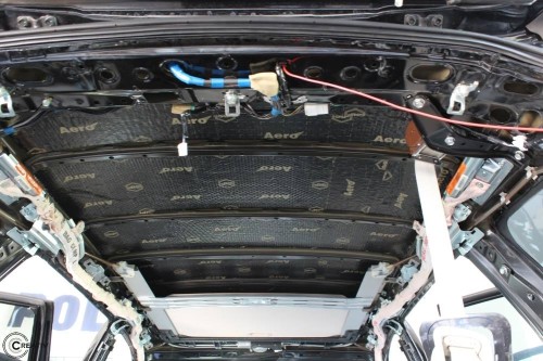 Pusta przestrzeń bagażnika Subaru Outback 2013 przygotowana do profesjonalnego wygłuszania