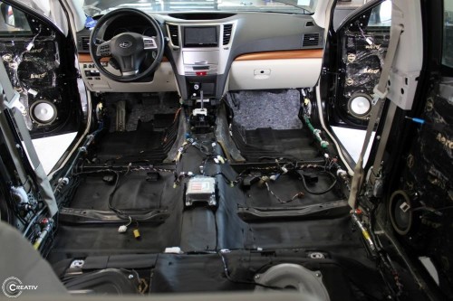 Wnętrze Subaru Outback 2013 po demontażu tapicerki – goła blacha podłogi przed aplikacją mat wygłuszających