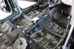 Wnętrze drzwi Subaru Outback 2013 ze zdemontowanym boczkiem – fabryczna konstrukcja przed procesem wyciszenia