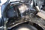 bliżenie na precyzyjne wygłuszenie tylnego nadkola w Subaru Outback 2013 materiałami alubutylowymi StP