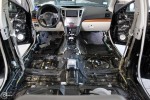 ozebrana przednia część kabiny Subaru Outback 2013 przygotowana do kompleksowego wyciszenia podłogi