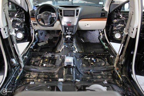 ozebrana przednia część kabiny Subaru Outback 2013 przygotowana do kompleksowego wyciszenia podłogi