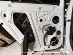 Wewnętrzna blacha drzwi w Skodzie Octavia III precyzyjnie wyklejona matą antyrezonansową marki Bitmat