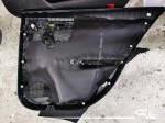 Zdemontowany plastikowy boczek tapicerki drzwi Skody Octavia III wyciszony czarną pianką pochłaniającą dźwięk Bitmat