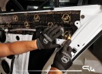 Rozebrane wnętrze i podłoga Skody Octavia III z widoczną gołą blachą przed procesem nakładania materiałów izolacyjnych Bitmat
