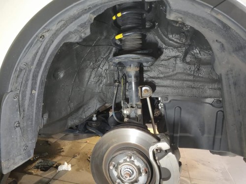 Toyota Rav4 wygluszenie wyciszenie dwuwarstwowe mata butylowa i masa noise liquidator