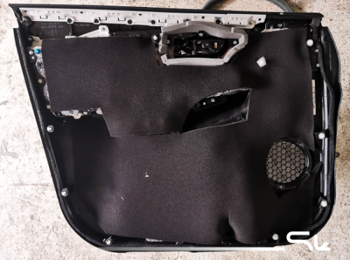 Zdemontowany plastikowy boczek tapicerki drzwi Lexusa NX wyciszony pochłaniającą dźwięk pianką akustyczną Bitmat k6s
