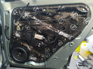 VW Passat B5 wygłuszenie drzwi – zdjęcie 6
