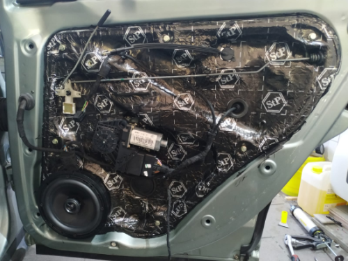 VW Passat B5 wyciszenie drzwi wygłuszenie mata butylowa tyl drzwi