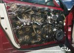 Wewnętrzna konstrukcja drzwi w modelu Lexus IS szczelnie zamknięta i usztywniona matą wygłuszającą Bitmat