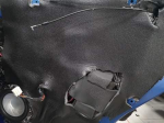 Wewnętrzna strona boczka drzwi Mitsubishi Lancer w pełni wyciszona czarną pianką akustyczną Bitmat K6s
