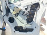 Wnętrze drzwi Renault Master – zewnętrzna warstwa blachy wyklejona antyrezonansową matą alubutylową marki Bitmat