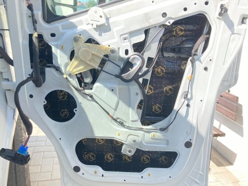 Wnętrze drzwi Renault Master – zewnętrzna warstwa blachy wyklejona antyrezonansową matą alubutylową marki Bitmat