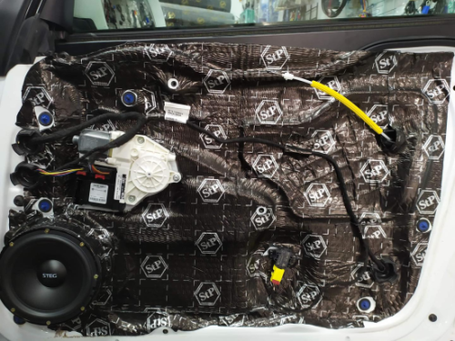 Warstwy wygłuszenia: mata Bitmat 1,8 mm i pianka Bitmat K6s w drzwiach Audi A3 8P