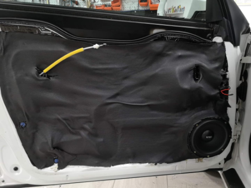 Montaż pianki K6s na wewnętrznej konstrukcji drzwi Audi A3 8P