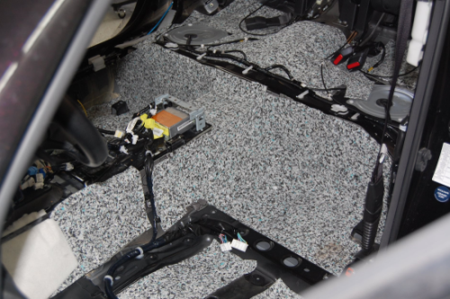 Dach pojazdu Infiniti QX70 szczelnie pokryty warstwą izolacji akustycznej Bitmat eliminującej szum deszczu i pędu powietrza