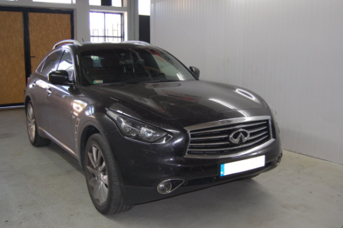 Czarny luksusowy SUV Infiniti QX70 w warsztacie przygotowany do pełnego procesu wyciszenia wnętrza materiałami Bitmat