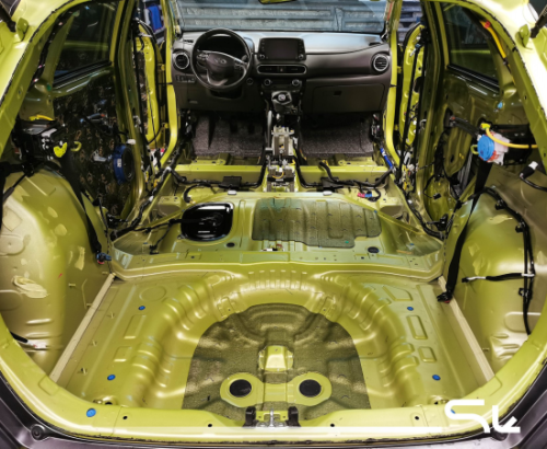 Pusta przestrzeń podłogi kabiny w Hyundai Kona przygotowana do profesjonalnego wyciszenia produktami marki Bitmat