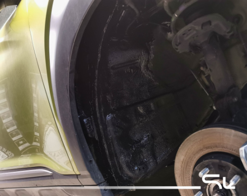 Wewnętrzne nadkole i boki bagażnika w Hyundai Kona precyzyjnie zabezpieczone matą wygłuszającą Bitmat