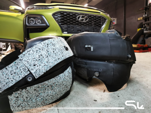 Kompleksowo wygłuszona przestrzeń bagażowa w Hyundai Kona z wykorzystaniem materiałów marki Bitmat redukujących hałas opon