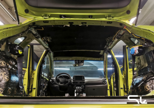 Szczelnie wyciszona kabina pasażerska w modelu Hyundai Kona za pomocą systemowych rozwiązań wygłuszających Bitmat