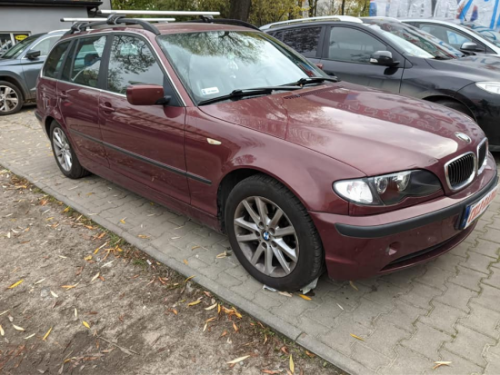 Bordowe BMW e46 Touring zaparkowane na zewnątrz, przygotowane do wygłuszania drzwi materiałami Bitmat