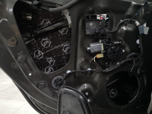 Detal montażu maty butylowej Bitmat 1,8 mm na blachę drzwi Audi A6 C6