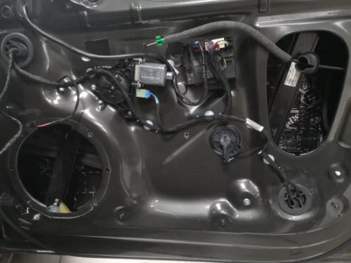 Wnętrze drzwi w Audi A6 C6 z zamontowaną matą wygłuszającą Bitmat 1,8 mm