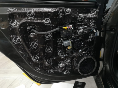Precyzyjne docięcie i montaż mat Bitmat 1,8 mm w drzwiach Audi A6 C6