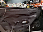 Plastikowy boczek tapicerki drzwi Dodge Challenger SRT zabezpieczony warstwą czarnej pianki wygłuszającej Bitmat K6s